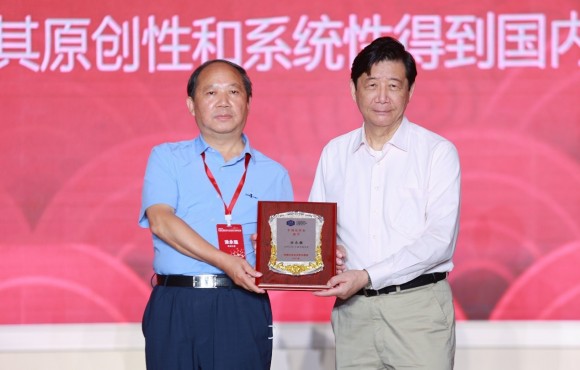 Academician Tu Yongqiang awarded “the Chiral Chemistry Award.”